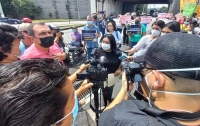Personas con discapacidad brindando declaraciones a los medios de comunicación